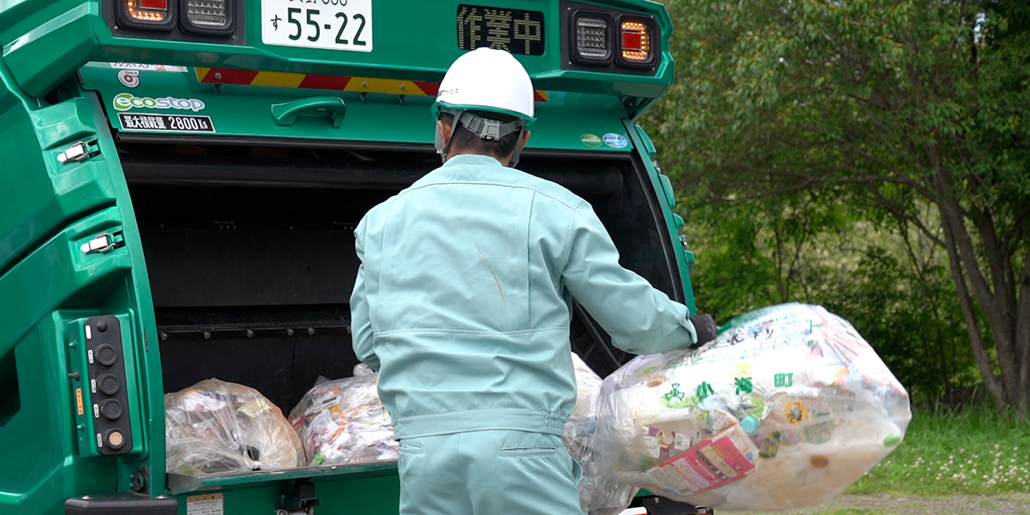 一般家庭ごみの収集業務を担当。さらに個人及び事業系ゴミの回収運搬を行います。